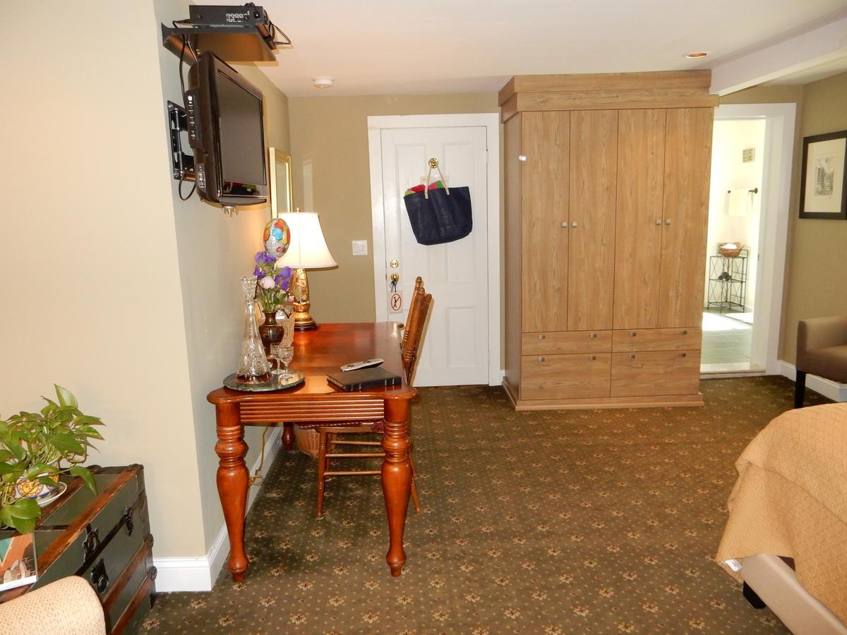 A Butlers Manor Bed & Breakfast Southampton Exterior photo